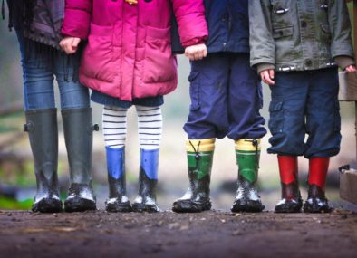 Ben Wicks IDCtsz INHI Unsplash Kinderen met regenlaarzen
